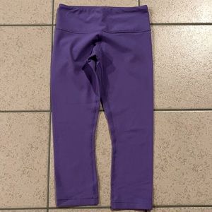 Louloulemon 3/4 length Under Wunder leggings. No piling, excellent condition.